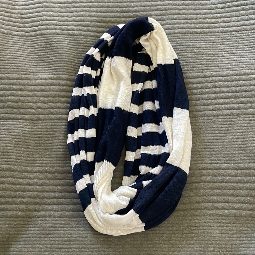 Navy and white lightweight linen Vince scarf